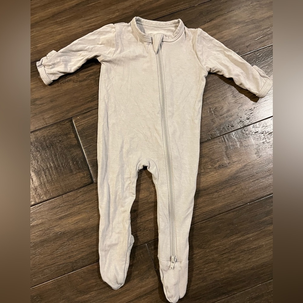 Kyte baby zippered footie in newborn